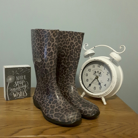 Leapord Rain Boots - Picture 7 of 8